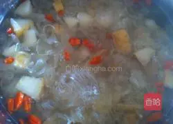 Illustration of how to make rock sugar, white fungus and pear soup 7