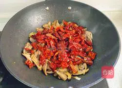 Illustration of how to make spicy stir-fried small intestine 9