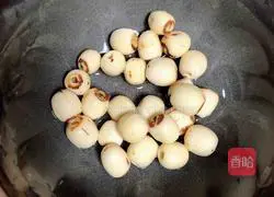 Illustration of how to make red dates, white fungus and lotus seed soup 5