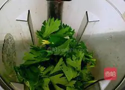 Illustration of how to make celery raw drink 3