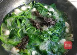 Illustration of how to make spinach meatball and vermicelli soup 10