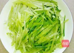 Illustration of how to make radish, vermicelli and shrimp soup 2