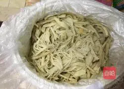 Illustration of Laoganma's recipe for mixing enoki mushrooms and king oyster mushrooms 1