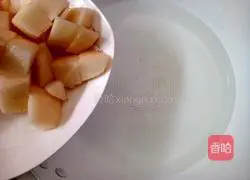 Illustration of how to make rock sugar, snow pear and lily syrup 4