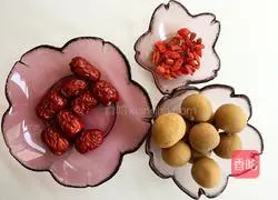 Illustration of how to make red dates, longan and wolfberry tea 1