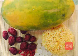 Illustration of how to make papaya, white fungus and red date soup 1