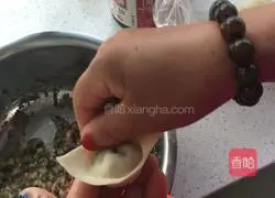 Illustration of how to make cold wontons with pork and coriander 3