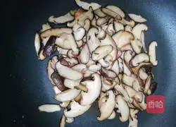 Illustration of how to make fried eggs with mushrooms 2