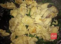 Illustration of how to make steamed buns with black fungus, leek, egg and egg 7