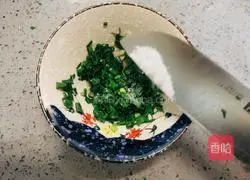 Illustration of how to make spring onion rolls 6