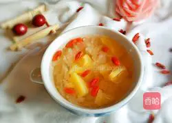 Illustration of how to make wolfberry, pineapple and white fungus soup 10