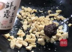 Illustration of how to make noodles with frozen tofu sauce 5