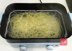 Illustration of how to make bacon and tomato pasta 2