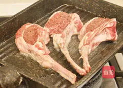 Illustration of how to make pan-fried lamb chops with roasted pumpkin with thyme 7