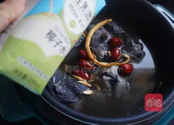 Illustration of how to make coconut black chicken soup without adding a drop of water 7
