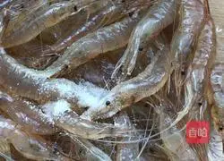 Illustration of how to make drunk shrimp 3