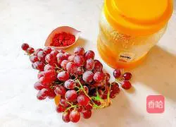 Illustration of how to make healthy red grape and wolfberry soup 2