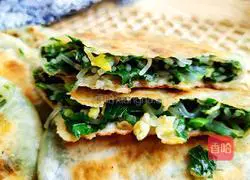 Illustration of how to make large chive pie with thin crust and stuffing 10