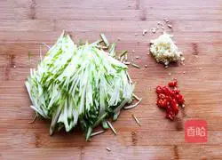 Illustration of how to make cold zucchini shreds 2