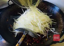 Illustration of how to stir-fry dry pepper, shredded potatoes and stir-fry noodles 8