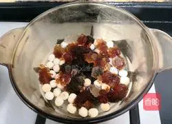 Illustration of making lotus seed, peach gum and sweet potato soup 5