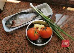 Illustration of how to make tomato crucian carp soup 1