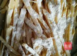  Illustration of how to make sweet potato shreds 6