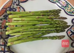Illustration of how to make bacon and asparagus rolls 1