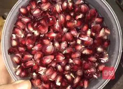 Illustration of how to make pomegranate wine 2