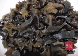 Illustration of how to make fried meat with black fungus 1
