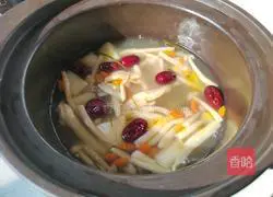 Illustration of how to make mushroom and chicken soup 7