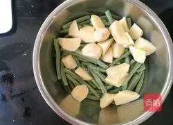 Illustration of how to make braised pork ribs, beans and noodles 3