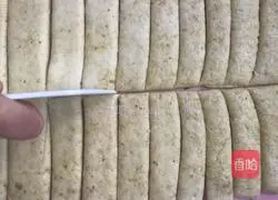 Illustration of how to make crumbly layer cake 20