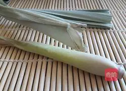 Illustration of how to make lemongrass water with colorful leaves 1