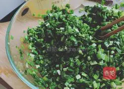 Illustration of how to make leek wontons 5