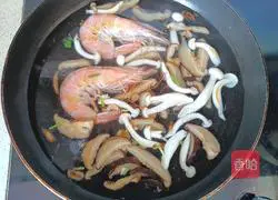 Illustration of how to make prawn and mushroom soup 6