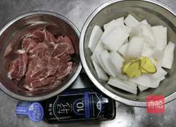 Illustration of how to make lean radish meat soup 1