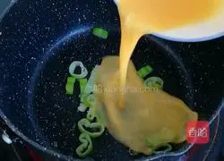 Illustration of how to make hot noodle soup 11