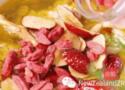 Illustration of how to make New Zealand fish maw and bird's nest chicken soup 7