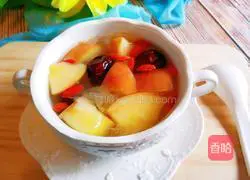 Illustration of how to make red dates, apples and white fungus soup 1