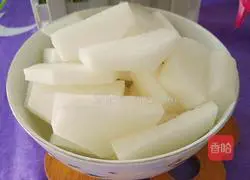 Illustration of how to make black bean, kelp and white radish chicken soup 12