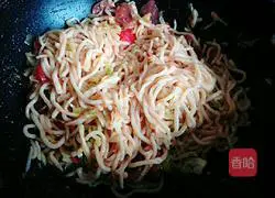 Illustration of how to make fried noodles with sausage 6