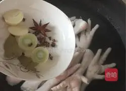 Illustration of how to make red oil chicken feet 3