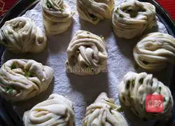 Illustration of how to make crispy cumin flower rolls 4