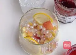 Illustration of how to make peach and raspberry drink 4