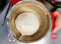 Illustration of how to make fried buns with chives, egg noodles and vermicelli 1