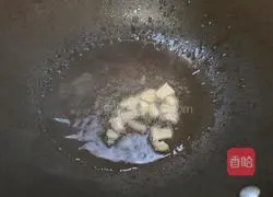 Illustration of how to make garlic, celery and pig blood 6