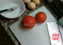 Illustration of how to make tomato, egg and vegetable noodles 1