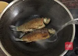 Illustration of how to make crucian carp soup 2