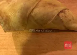 Illustration of how to make big stick bone and bamboo shoot soup 2